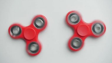 Beyaz arkaplanda dönen popüler oyuncak çeviricisini kapat