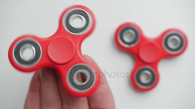 Beyaz bir arka plan üzerinde izole topluca değer değişimi ile oynarken bir kişi el görüntülerini kapat