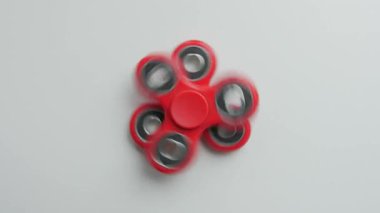 Beyaz arka plan ile el spinner.