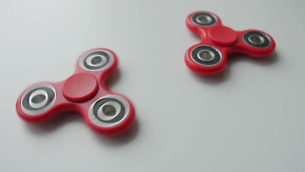 Närbild av populära leksak fidget spinnare roterande över vit bakgrund — Stockvideo