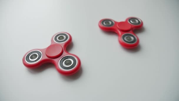 Primer plano de juguete popular fidget spinner girando sobre fondo blanco — Vídeo de stock