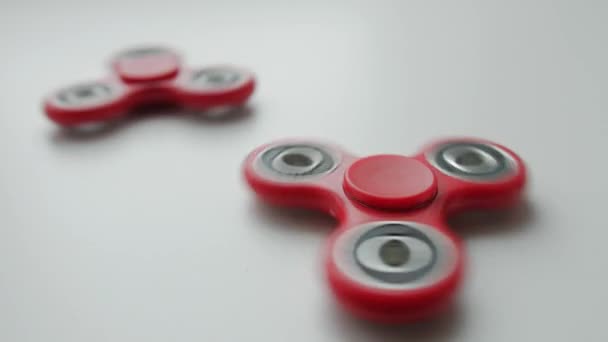Close up de popular brinquedo fidget spinner girando sobre fundo branco — Vídeo de Stock