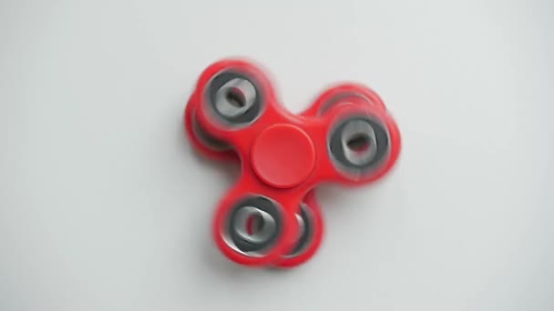 Close up de popular brinquedo fidget spinner girando sobre fundo branco — Vídeo de Stock