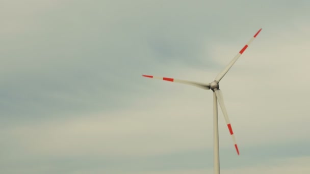 定期的风力涡轮机旋转在风中的蓝色的天空. — 图库视频影像