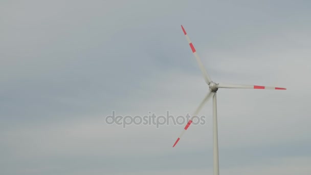 Regelmatige windturbines draaien in de wind op een blauwe hemel. — Stockvideo