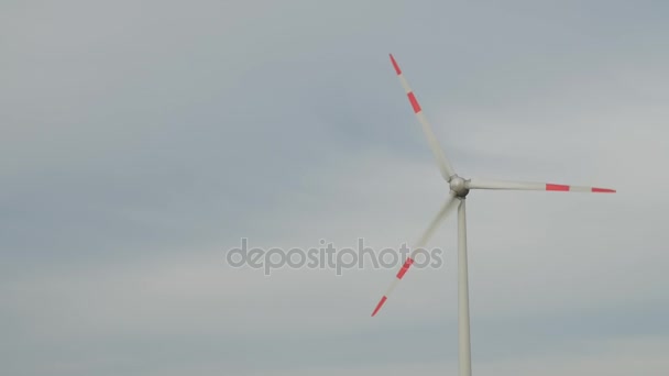 Turbinas eólicas regulares girando en el viento sobre un cielo azul . — Vídeos de Stock