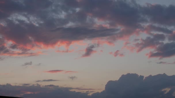 Abstracte aard achtergrond. Dramatische en humeurig roze, paars en blauw bewolkt zonsondergang. — Stockvideo