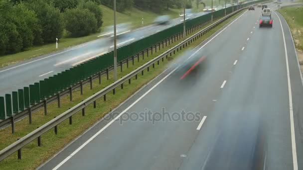 Time-lapse van vrij stromende wegverkeer op Vilnius street. — Stockvideo