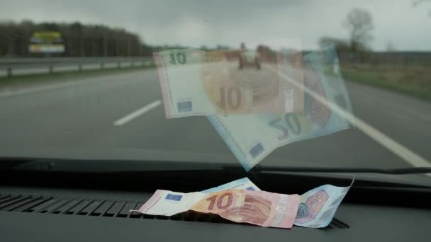 Zehn Euro stecken im Auto bis zur Frontscheibe. Nahaufnahme — Stockvideo