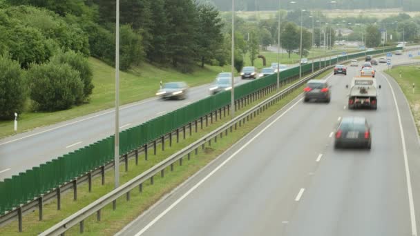 Ruch samochodów na autostradzie w Wilnie, Litwa. — Wideo stockowe