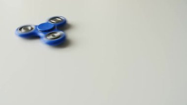 Beyaz bir arka plan üzerinde dönen topluca spinner