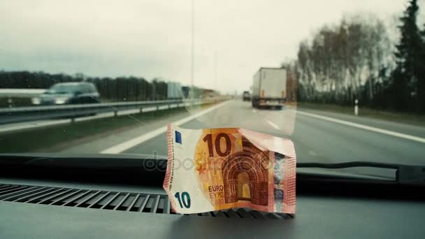 Tien euro in de auto aan het front glas geplaatst. Close-up — Stockvideo