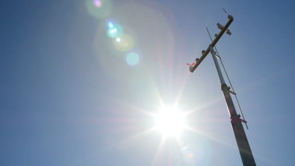 El anemómetro en los rayos del sol mide la velocidad del viento . — Vídeo de stock