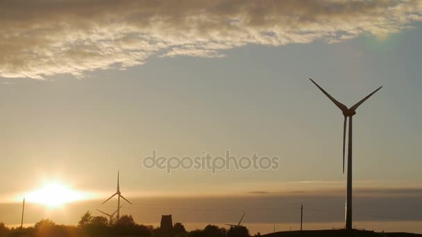 Parc d'éoliennes avec rayons de lumière au coucher du soleil — Video