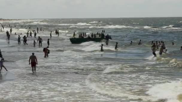 Palanga, Litouwen - juli, 29, 2017. Mensen ontspannen, zonnen en zwemmen in het Palanga city Beach zomer overdag. — Stockvideo