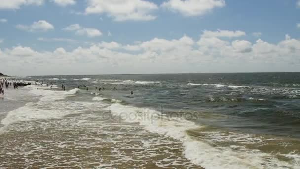 Personas no identificadas nadando en el mar — Vídeos de Stock