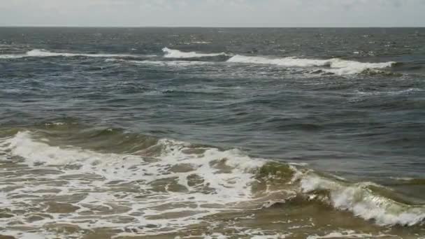 Bastante rompiendo olas de mar y sol — Vídeos de Stock