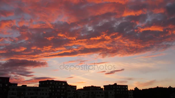 Cielo serale con drammatiche nuvole al tramonto — Video Stock