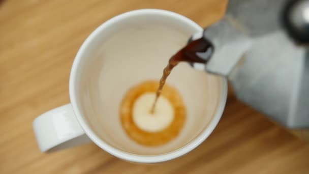 Koffie wordt gegoten in koffiekopje. Slow Motion — Stockvideo