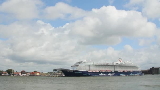 5 de agosto de 2017 KLAIPEDA, LITUANIA. Crucero Mein schiff 6 atracado en el puerto de Klaipeda . — Vídeos de Stock