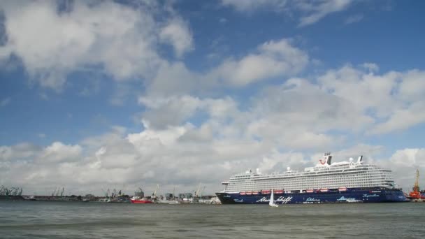 Srpen 5, 2017 Klaipeda, Litva. Mein Schiff 6 výletních lodí a Dfds Regina seaways moderní nákladní osobní v přístavu Klaipeda. — Stock video