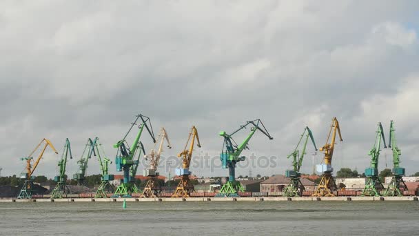 KLAIPEDA, LITUÂNIA - 5 de agosto de 2017. Guindaste portuário em lapso de tempo, dia nublado — Vídeo de Stock