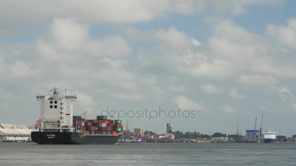 KLAIPEDA, LITHUANIA - AUGUST, 5, 2017. Flottbek - Container Ship in Klaipeda harbor on overcast day — Stock Video