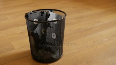 Vhs kasetleri atmayın ahşap arka plan üzerinde çöp yığını.