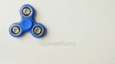 Beyaz, en iyi görünümü üzerinde izole spinner kıpır.