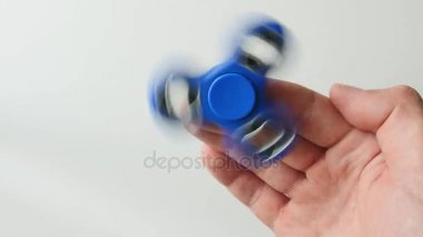Beyaz, en iyi görünümü üzerinde izole spinner kıpır.