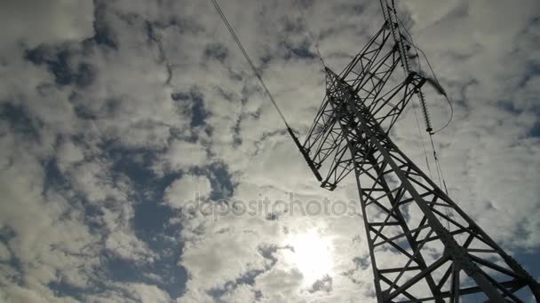 Torre de alto voltaje con cables de alto voltaje — Vídeos de Stock