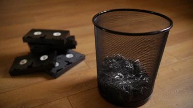 İşe yaramaz Vhs kaset atılmış.