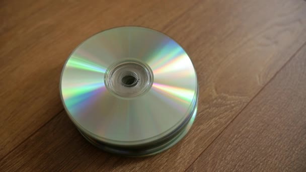 Крупный план стека компакт-дисков . — стоковое видео