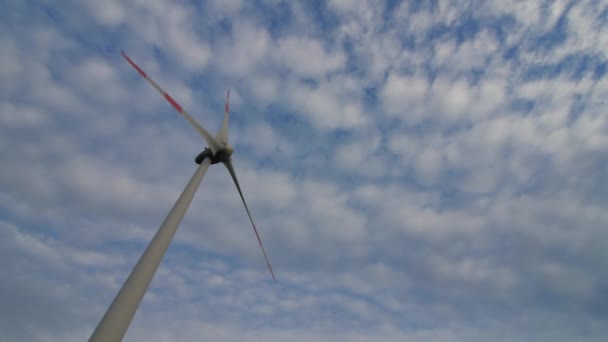 Les pales de la station éolienne tournent contre le beau ciel bleu . — Video