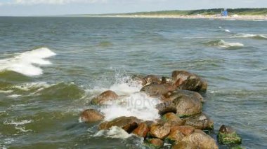 Deniz kıyısı buzlu sıçramasına deniz suyu.