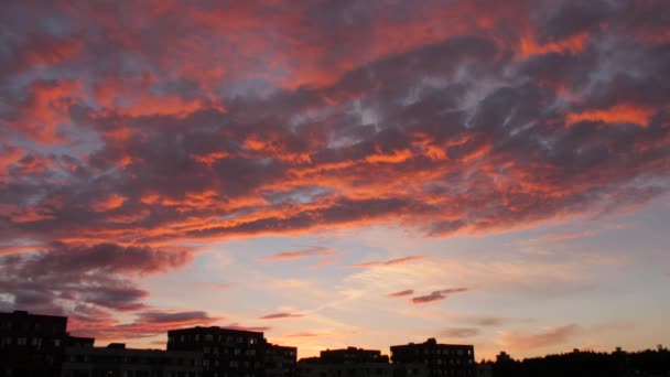 Kvällshimmel med dramatisk solnedgång moln — Stockvideo