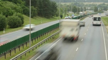 Vilnius, Litvanya karayolunda araçların trafik.