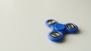 Beyaz bir arka plan üzerinde dönen topluca spinner