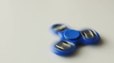 Beyaz bir arka plan üzerinde dönen topluca spinner