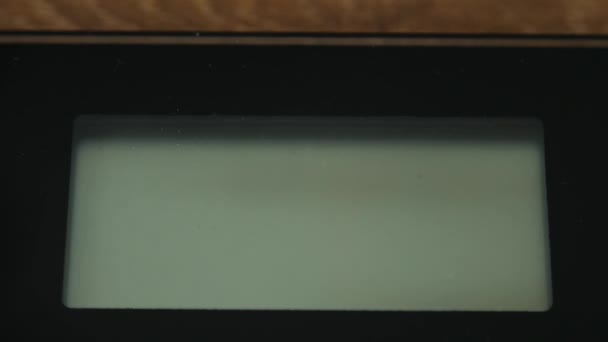 Balance numérique salle de bain close up avec chiffres en cours d'exécution 