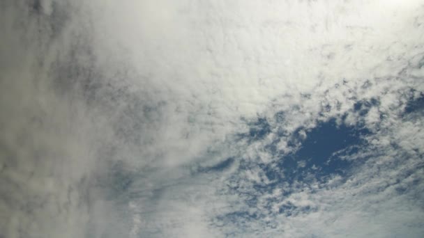 Временной зажим белых облаков над голубым небом — стоковое видео