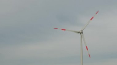 Mavi bir gökyüzü rüzgarla dönen düzenli Rüzgar türbinleri.