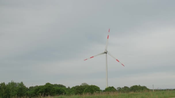 Fazenda de turbina eólica, geradores de energia elétrica, no campo no fundo do céu nublado . — Vídeo de Stock