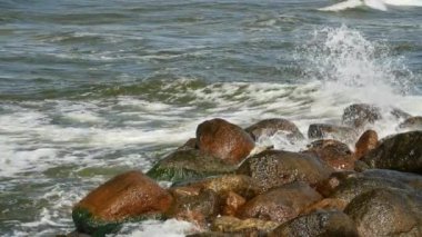 Deniz kıyısı buzlu sıçramasına deniz suyu.