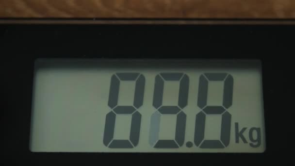 Banheiro balança digital close-up com dígitos em execução — Vídeo de Stock