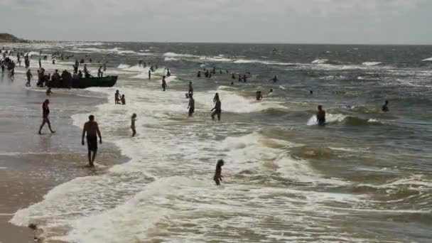 Palanga, Litouwen - juli, 29, 2017. Mensen ontspannen, zonnen en zwemmen in het Palanga city Beach zomer overdag. — Stockvideo