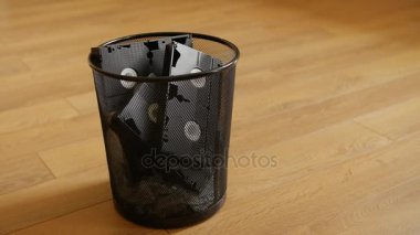 Vhs kasetleri atmayın ahşap arka plan üzerinde çöp yığını.