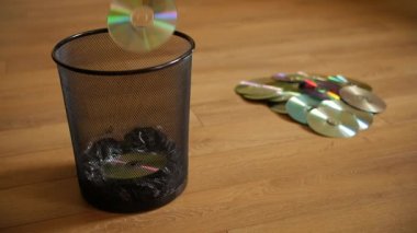 Birkaç işe yaramaz dijital diskler çöp düşmek.