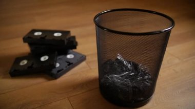İşe yaramaz Vhs kaset atılmış.