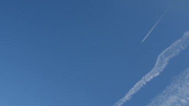 Jet uçak iz mavi gökyüzü ile